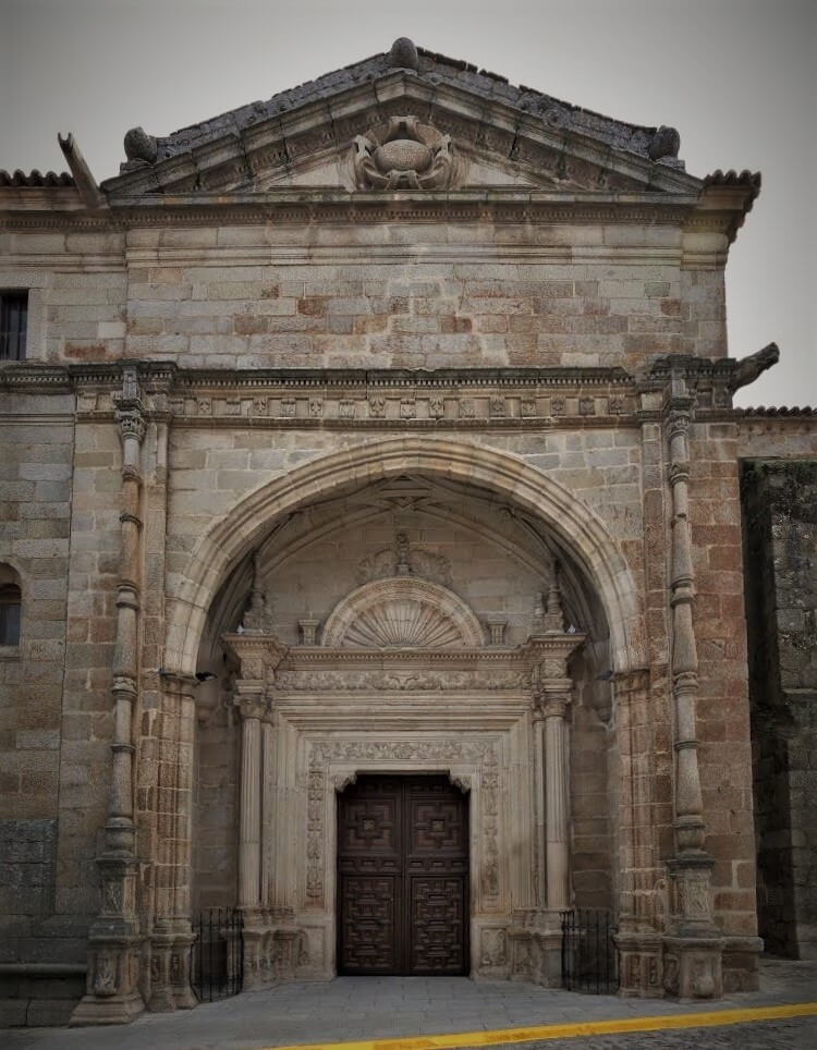 Portada principal de la Iglesia